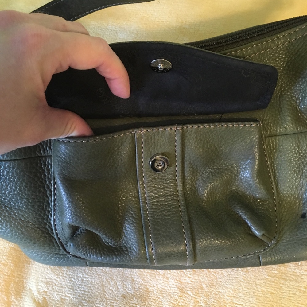 ✨HOST PICK✨ Fossil green leather purse - Picture 3 of 9